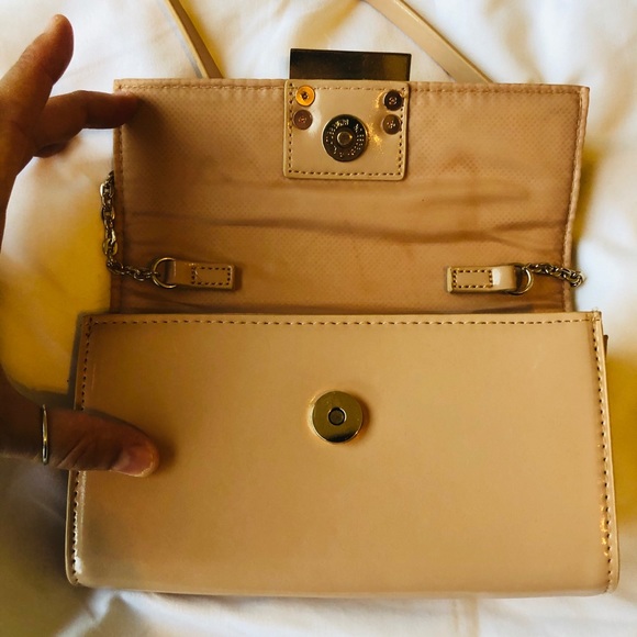 A gorgeous crossover tan clutch w/ gold hardware - Picture 3 of 4